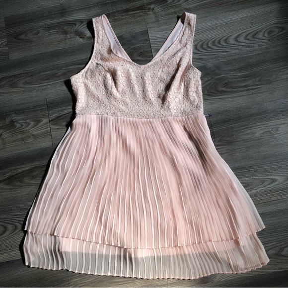 Lauren Conrad blush pink short dress size 16 with lace top and pleated skirt - Picture 2 of 6
